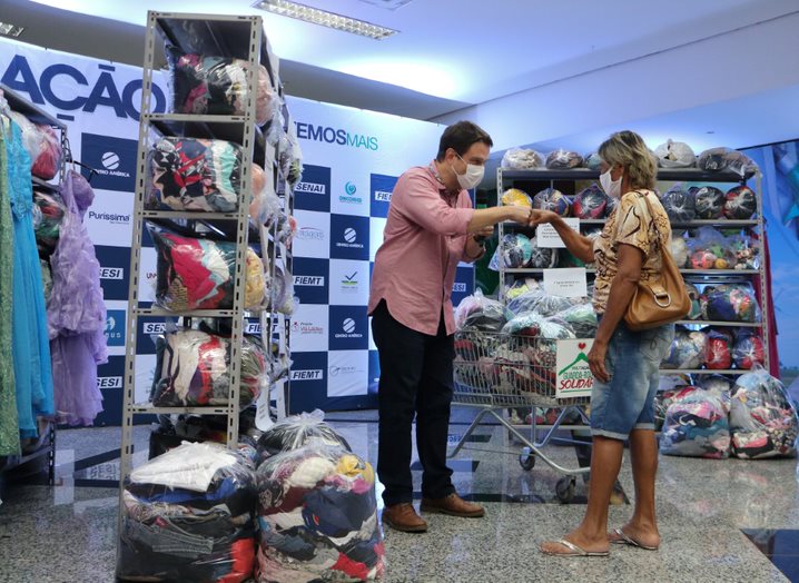Projeto Guarda-roupa solidário doa 3 mil peças de vestuário a