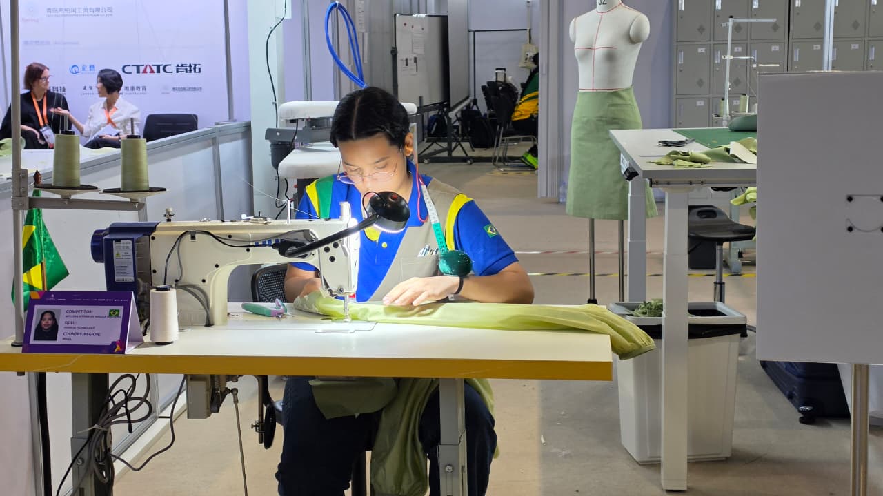 Myllena Nogueira ficou em segundo lugar em Tecnologia da Moda na WorldSkills 2026, realizada em Shanghai, na China