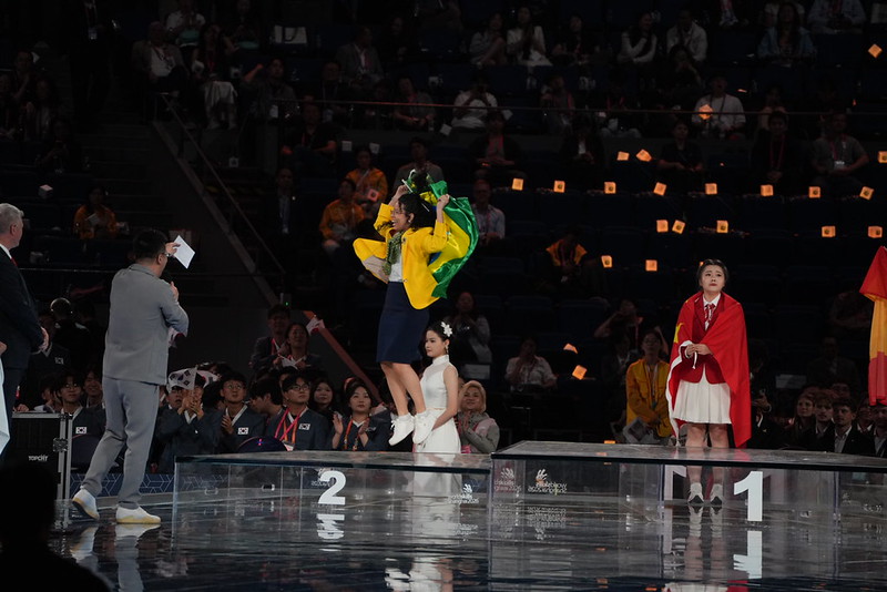 Myllena Nogueira ficou em segundo lugar em Tecnologia da Moda na WorldSkills 2026, realizada em Shanghai, na China