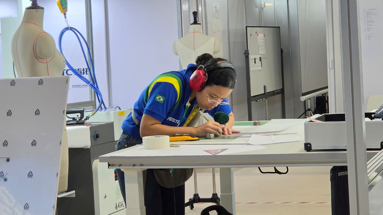Myllena Nogueira ficou em segundo lugar em Tecnologia da Moda na WorldSkills 2026, realizada em Shanghai, na China