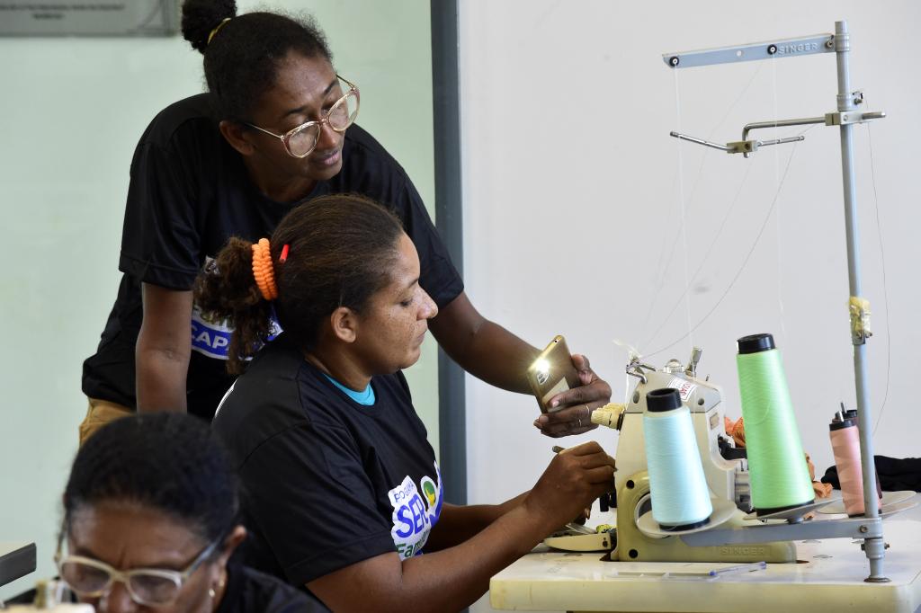Curso de Costureiro Industrial do Programa SER família Capacita é ofertado no Distrito do Chumbo, em Poconé - Foto por: Josi Dias/Setasc
