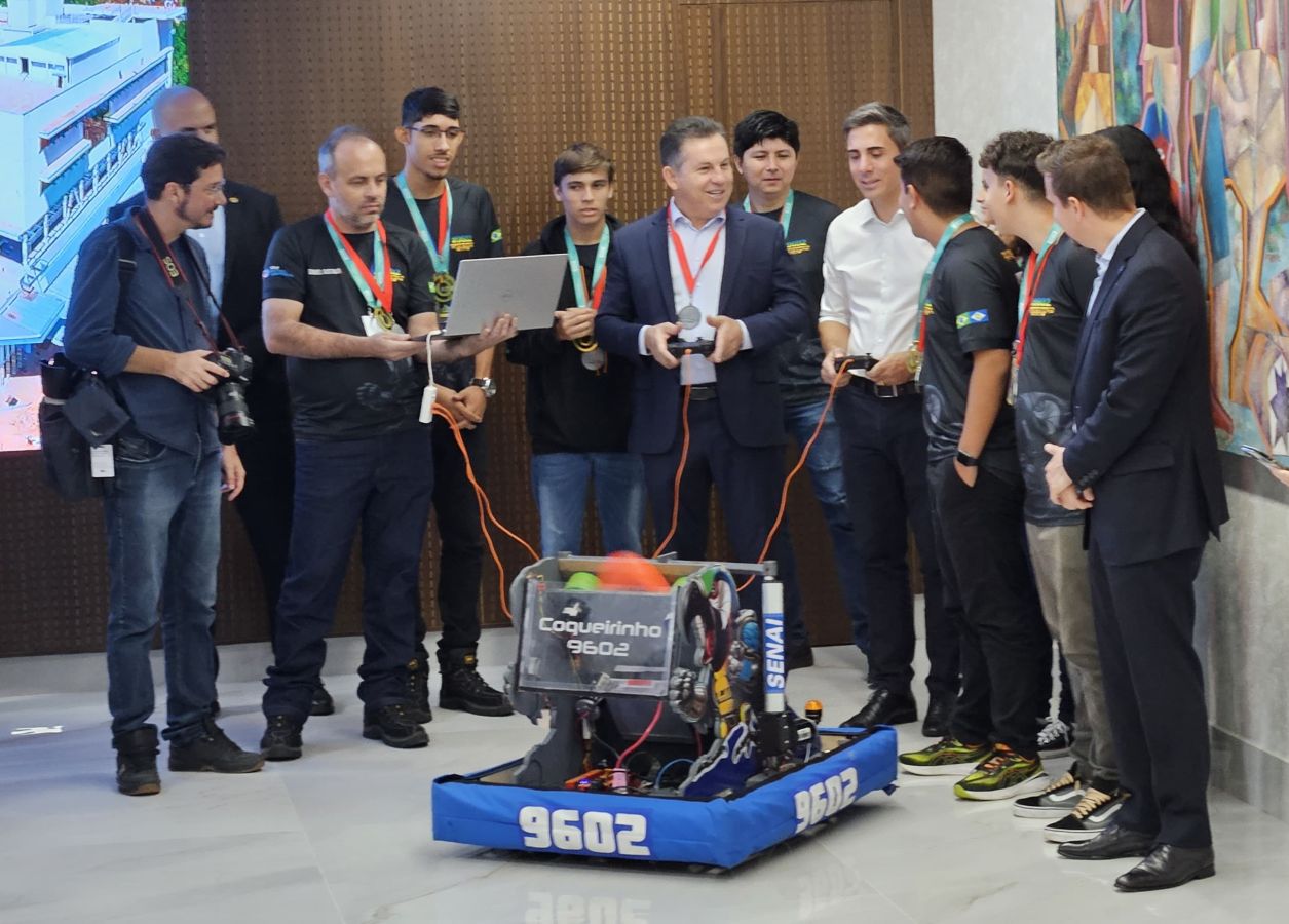 governador recebe alunos robótica