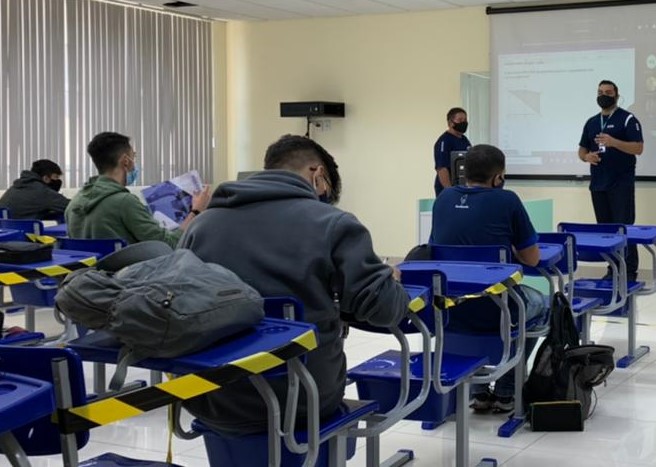 Educadora dá aulas de pilates para estudantes da EJA